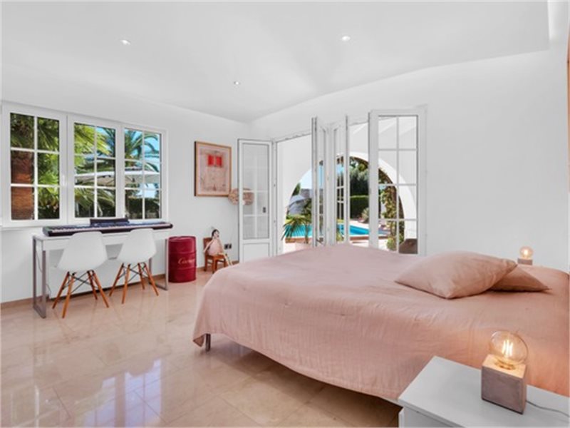 Living area: 593 m² Bedrooms: 6  - Fantastic Ibizan styled villa with sea view, pool and holiday licence in Sol de Mallorca #1021142 - 17